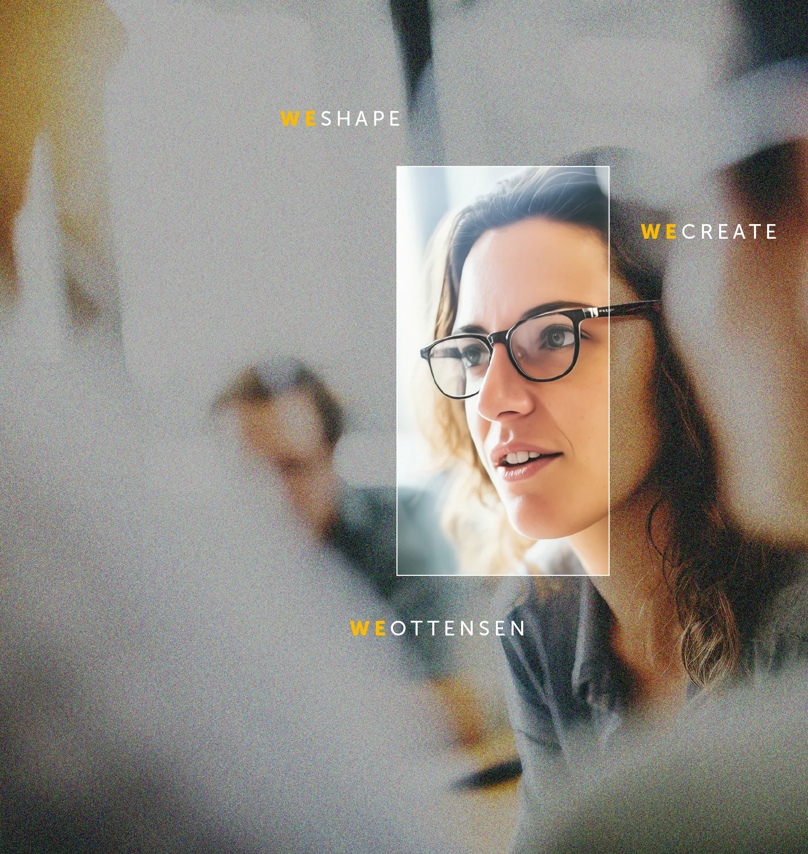 Eine Frau mit Brille spricht engagiert in einer kreativen Besprechung, um Ideen zu formen und zu entwickeln.