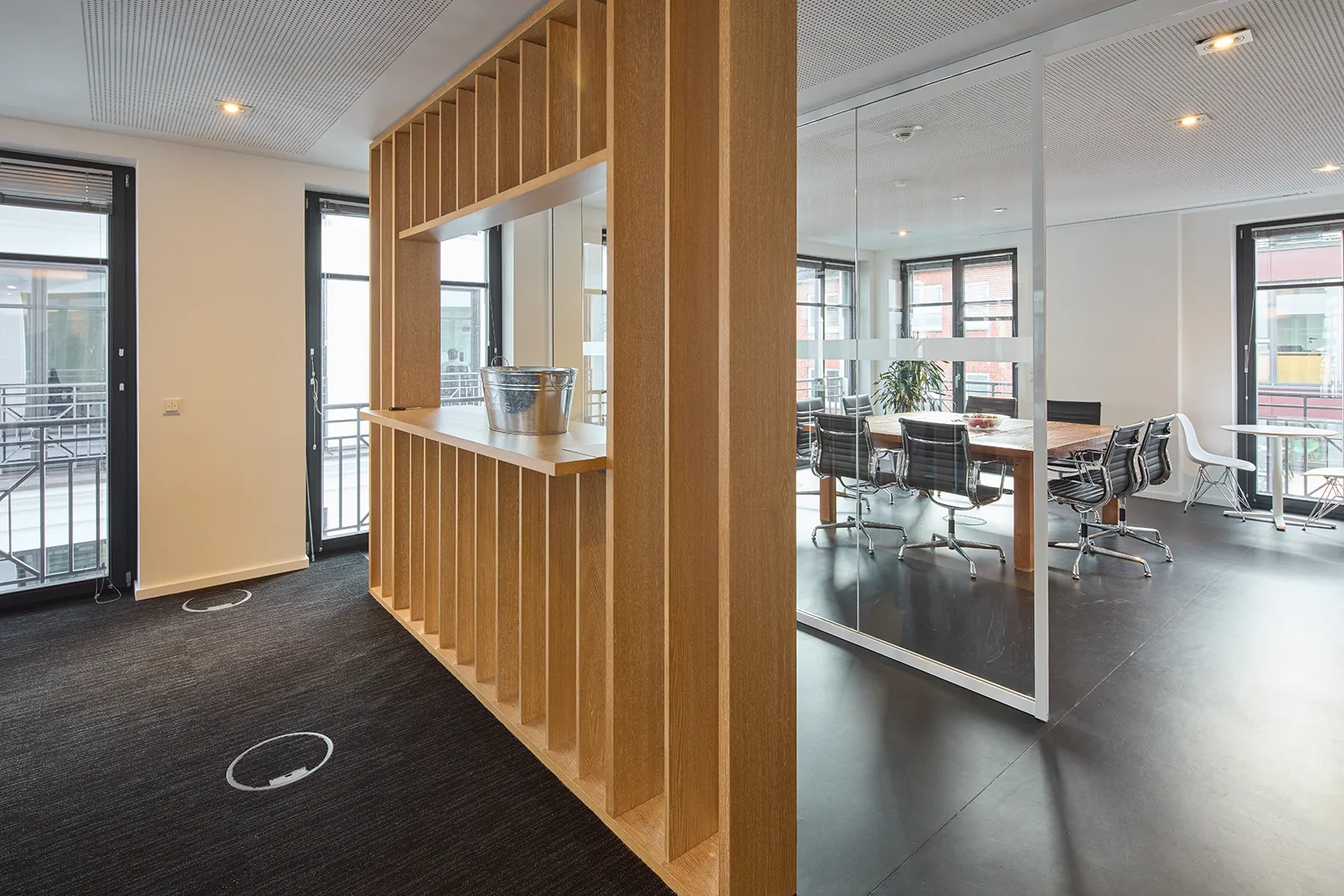 Moderne Büroflächen im Haus B, Westend Ottensen, Hamburg, mit einem offenen Besprechungsraum und stilvollem Holzregal.