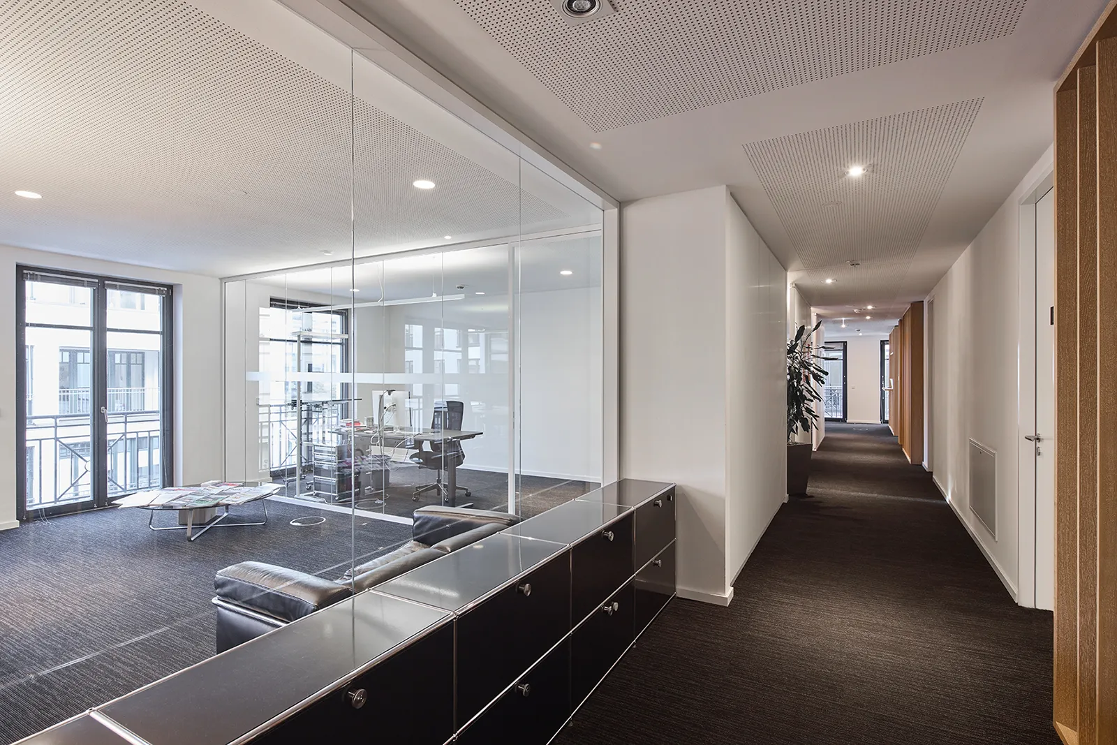 Moderne Büroflächen im Haus B, Westend Ottensen, Hamburg, zeigen einen hellen, offenen Raum mit stilvollen Möbeln.