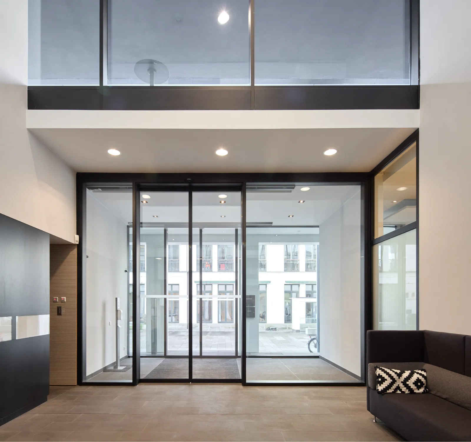 Modernes Foyer von Haus H in Hamburg, das helle Büroflächen im Westend Ottensen präsentiert.